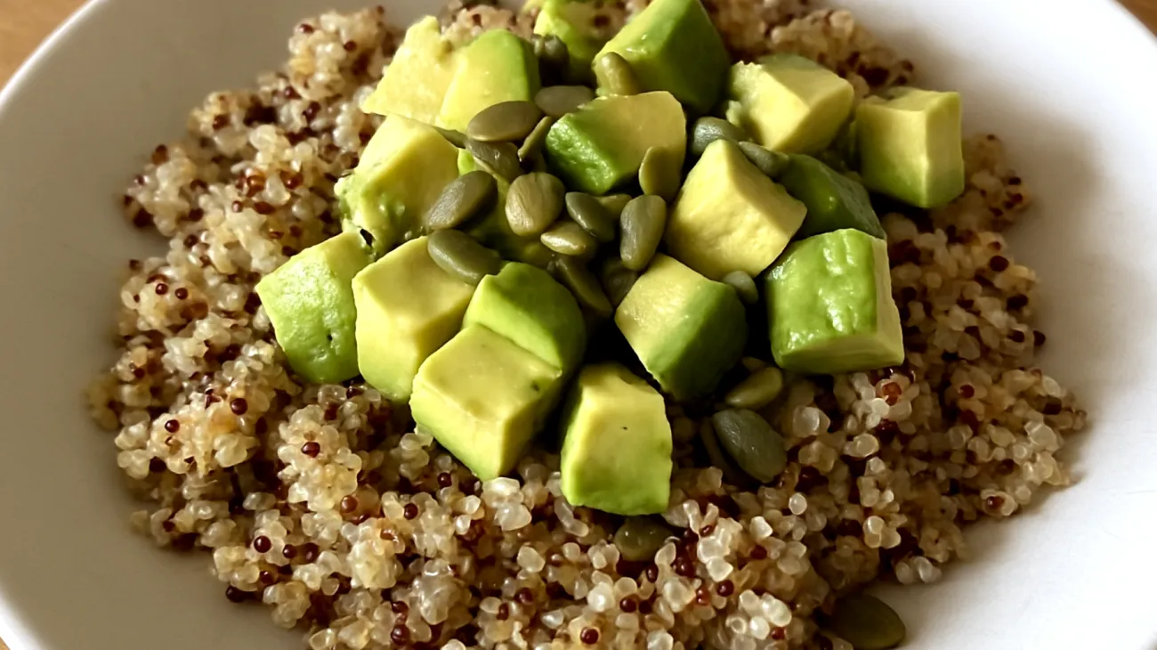 Insalata di quinoa con semi di zucca e avocado"