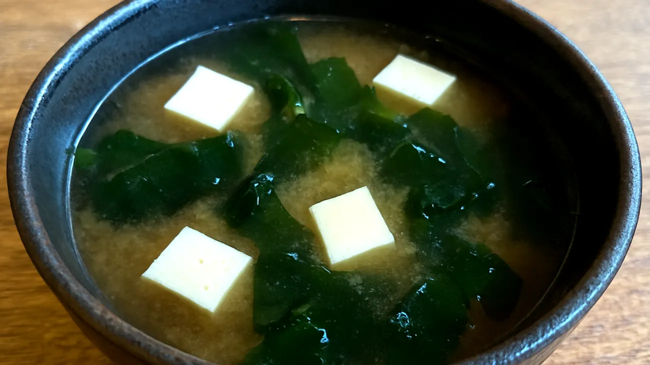 Zuppa di miso con alghe wakame e tofu"