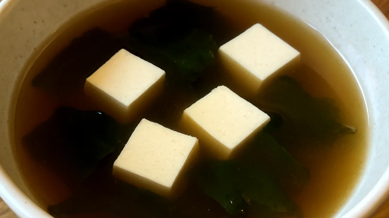 Zuppa di miso con tofu e wakame"