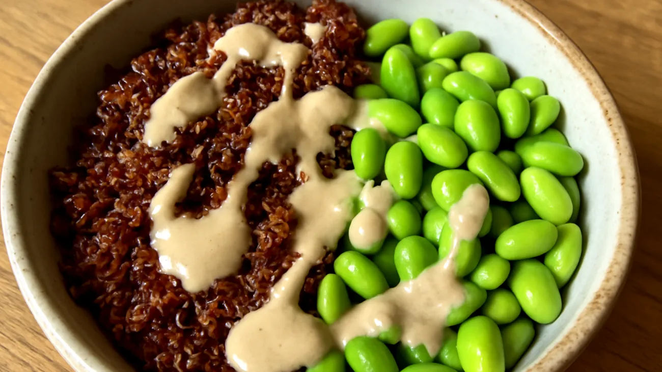 Buddha bowl con quinoa rossa, edamame e tahina"
