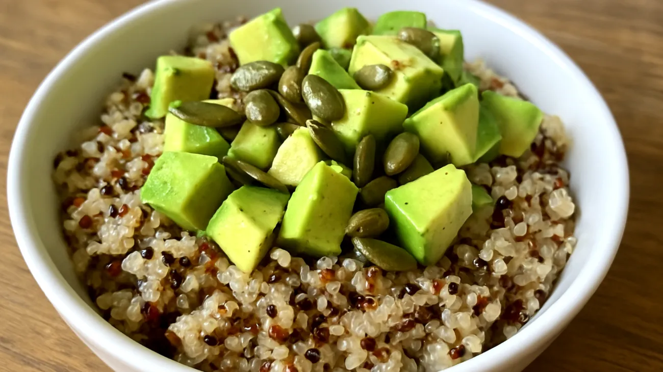 Insalata di quinoa con semi di zucca e avocado"
