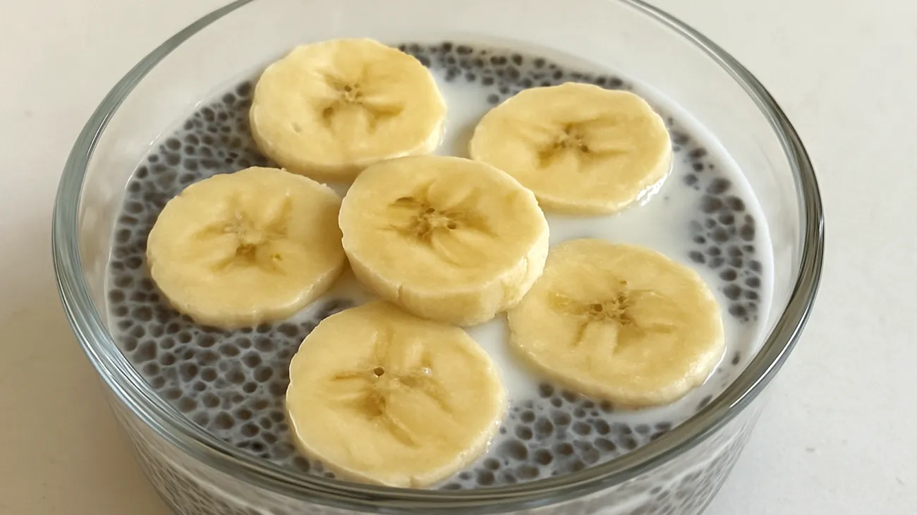 Pudding di semi di chia con latte di mandorle e banana"