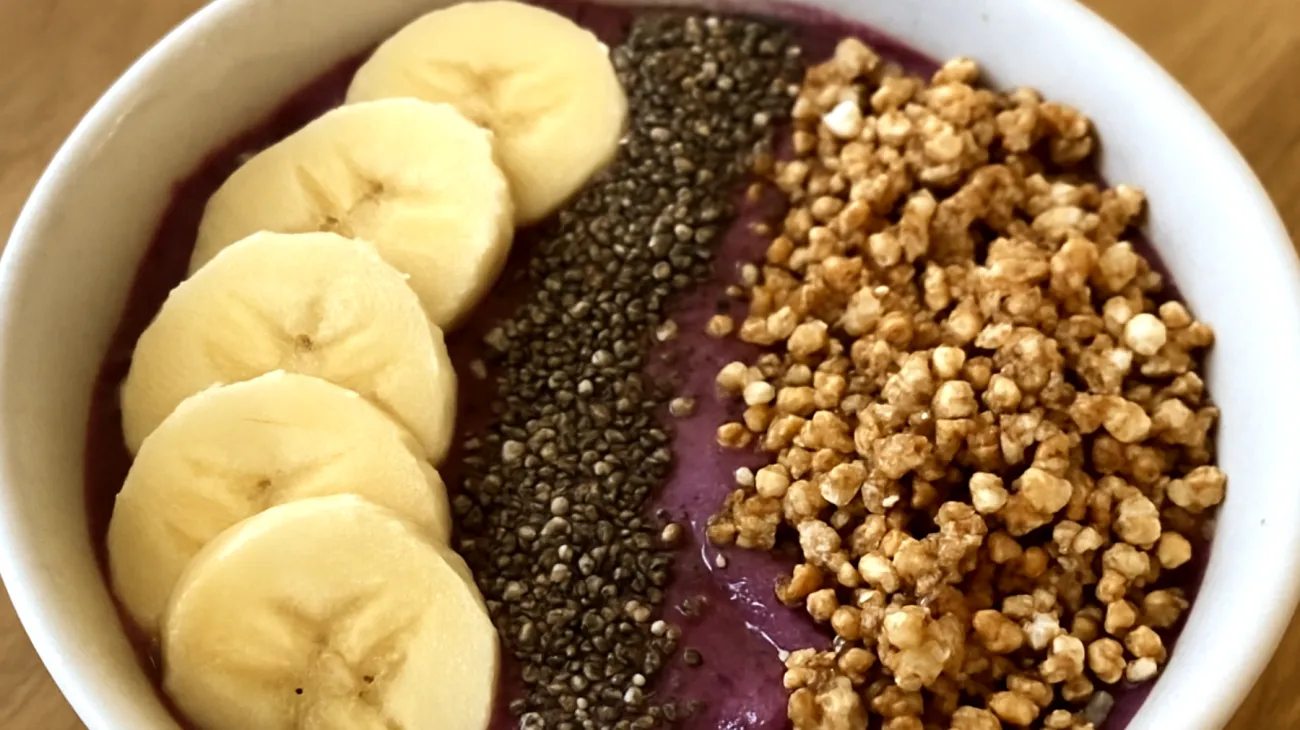 Smoothie bowl con açaí, banana, semi di chia e granola di quinoa soffiata"