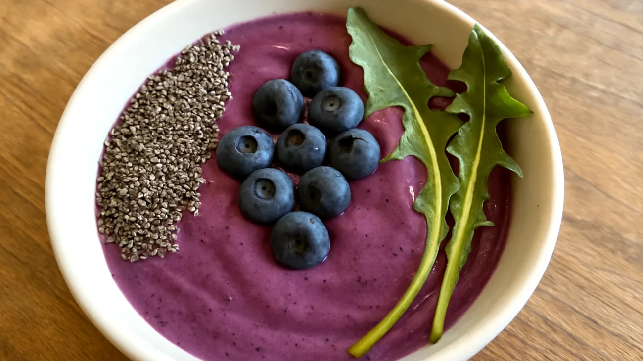 Smoothie bowl con semi di chia, mirtilli e foglie di tarassaco"